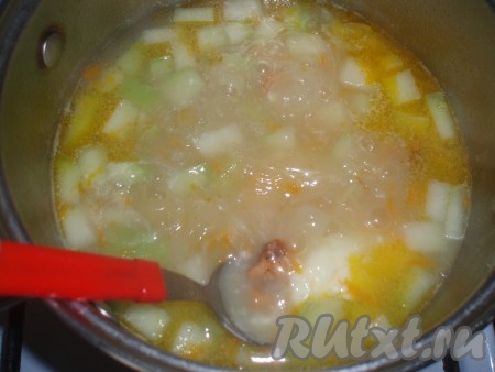 Добавить в суп плавленый сыр и перемешать. Посолить, поперчить по вкусу.
