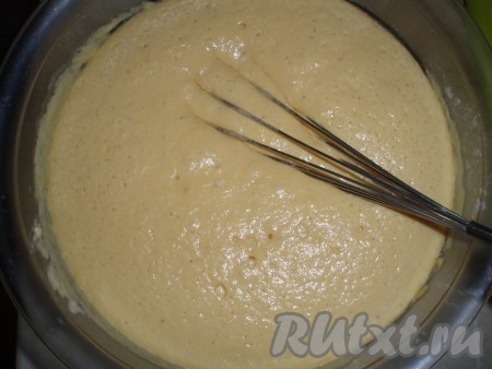 Когда тесто увеличится в объеме раза в 2, можно жарить оладьи.
