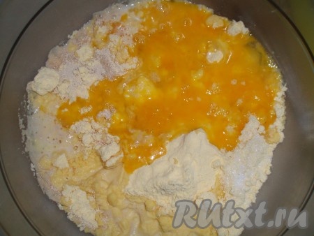По истечении 15 минут в другой посуде смешать кукурузную и пшеничную муку, оставшееся молоко, слегка взбитое яйцо, ванильный сахар,&nbsp;соль и опару.
