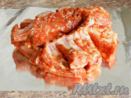 Затем завернуть мясо в 2 слоя фольги.