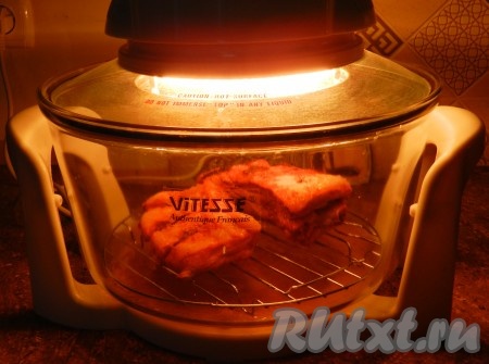 Затем фольгу снять, мясо переложить на нижнюю решетку и запечь до румяной корочки по 8-10 минут  с каждой стороны при температуре 200 градусов. Если мясо будет подгорать, уменьшить температуру аэрогриля.

Таким же образом можно приготовить свиные ребрышки на решетке в духовке.