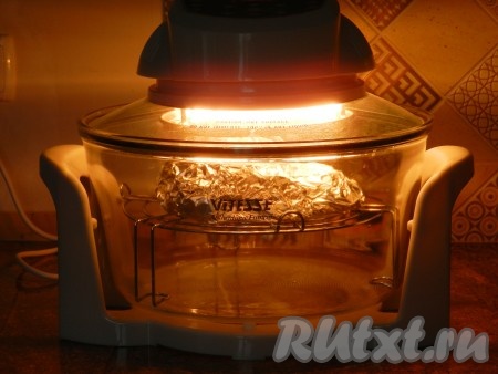 Запекать свиные ребрышки в аэрогриле на верхней решетке при температуре 230 градусов 25 минут с одной стороны, затем перевернуть и запекать еще 25 минут с другой стороны.
