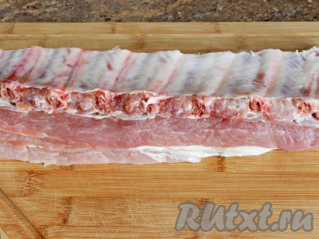 Мясо промыть, обсушить бумажными полотенцами.
