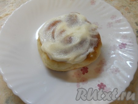 Горячие пышки сразу советую смазывать сметаной и посыпать сахаром.