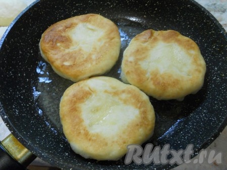 Каждый шарик приплюснуть рукой в лепёшку. Жарить пышки на разогретом растительном масле на небольшом огне до румяного цвета с двух сторон.