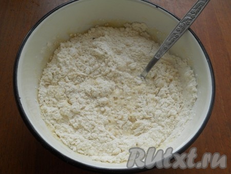 Частями всыпать в получившуюся массу просеянную муку, каждый раз тщательно вмешивая его. Как только тесто будет сложно перемешивать ложкой, начать вымешивать его руками.
