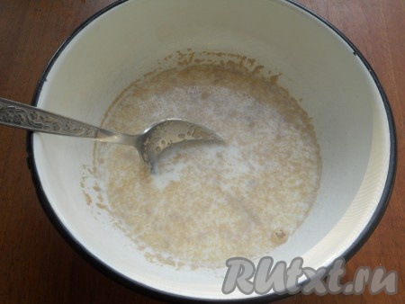 Прежде всего замесим дрожжевое тесто для пышек. Для этого в микроволновке (или на плите) нужно подогреть молоко до 38-40 градусов, влить в объёмную миску, добавить сухие дрожжи, перемешать столовой ложкой. Если молоко будет более горячим, дрожжи в нём могут погибнуть.