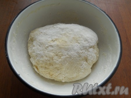 Подсыпая понемногу муку, замесить тесто, не липнущее к рукам. Тесто сильно вымешивать не стоит, главное, чтобы оно стало не липнущим. Поместить тесто в миску и, накрыв плёнкой, оставить в тёплом месте на 1 час.