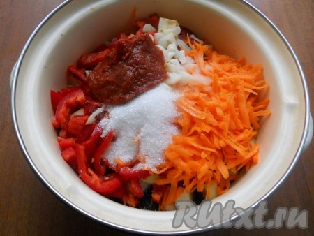 Добавить в кастрюлю соль, сахар, влить подсолнечное масло и уксус. Также добавить томатную пасту и красный молотый острый перец.
