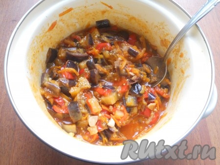 Поместить кастрюлю на небольшой огонь, накрыть крышкой. Минут через 15, когда овощи обмякнут немного, все аккуратно перемешать. Далее тушить салат еще 20-25 минут на слабом огне.&nbsp;
