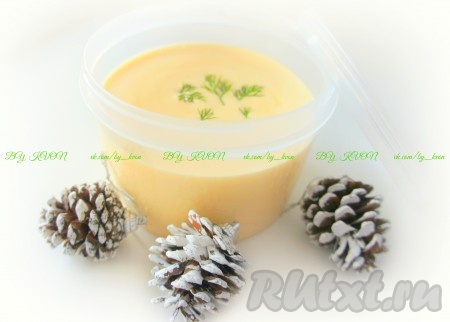 Переложите домашний майонез, приготовленный из яиц и масла с добавлением горчицы и лимонного сока, в тару с крышкой и уберите в холодильник. Как только он охладится, можно его добавлять в качестве соуса в салаты или другие домашние блюда.
