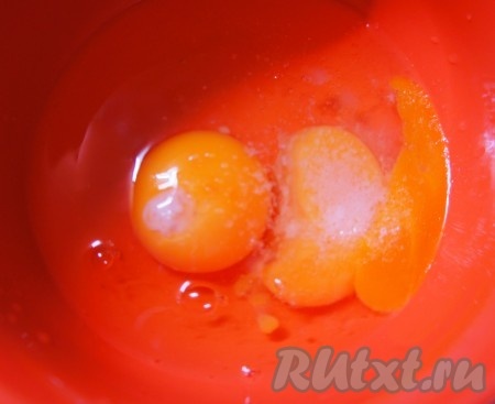 Желательно подготовить все необходимые для домашнего майонеза продукты заранее, чтобы начав взбивать, не делать перерывов до конца приготовления. К яйцам комнатной температуры добавить сок лимона и соль.
