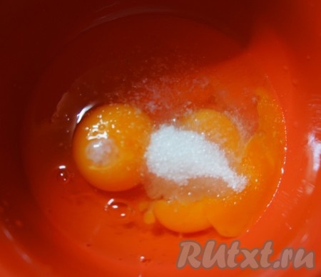 Всыпать две чайные ложки с верхом сахара.
