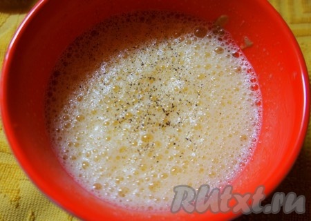 Взбить яйца миксером до получения однородной массы, добавить свежесмолотый чёрный перец.
