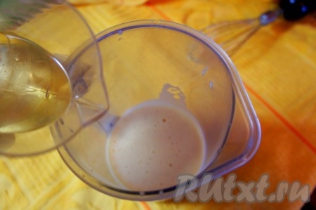 Перелить взбитые яйца в чашу блендера. Тонкой струйкой начать вливать понемногу подсолнечное масло, не переставая взбивать смесь миксером. Масло добавлять небольшими порциями (вначале добавляем, примерно, по 1 чайной ложке масла, постепенно увеличиваем дозу, а в самом конце добавляем по 2-3 столовые ложки). Следующую порцию масла добавляем только после того, как масса станет однородной. Взбивать домашний майонез нужно до густообразного состояния.
