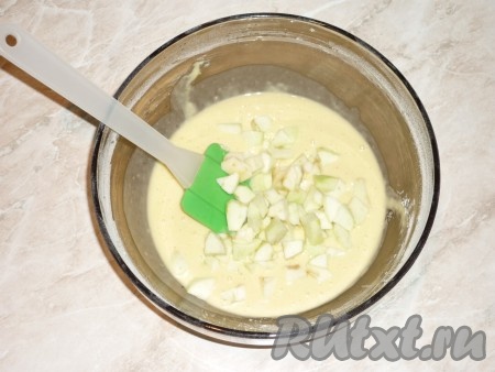 Яблоки, очищенные от кожуры и семечек, нарезать небольшими кубиками. Добавить нарезанные яблоки в тесто.&nbsp;
