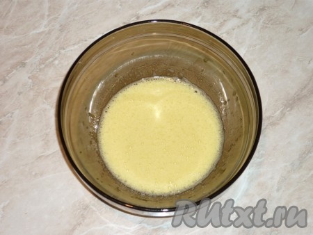 Взбить яйца с сахаром миксером до однородности.&nbsp;

