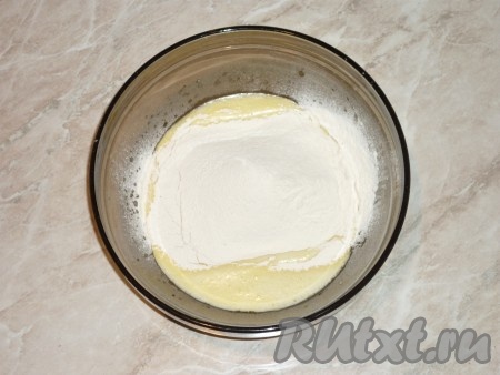 Всыпать просеянную муку с разрыхлителем и еще раз хорошо перемешать. Количество муки регулируйте сами, тесто должно по консистенции напоминать густую сметану.&nbsp;
