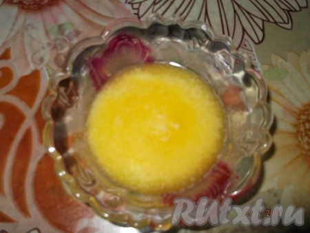 Добавляем соду, предварительно погашенную уксусом, и растопленный маргарин.
