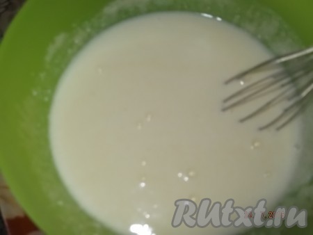 Затем наливаем кефир и перемешиваем.
