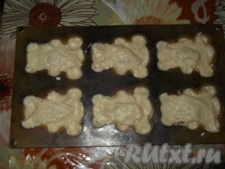 И сверху конфеток выкладываем опять тесто. Формочки должны быть заполнены на 2/3.
