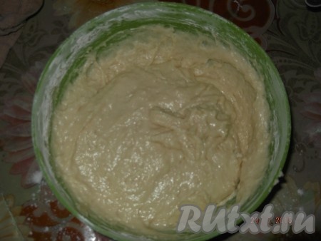 Постепенно добавляя муку, замешиваем тесто (мне понадобилось чуть больше 2 стаканов муки). Тесто должно получиться консистенции густой сметаны.