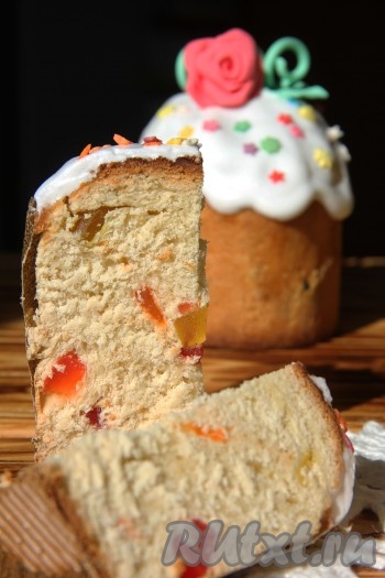 Вот такой кулич на сметане получается в разрезе. Очень вкусная выпечка! Попробуйте!
