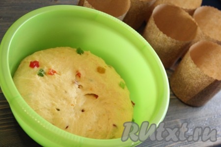 Тесто увеличится в объёме. Подготовить формы для выпекания куличей.
