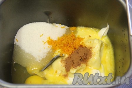  Сливочное масло растопить. Добавить в ведёрко растопленное масло, сок и цедру апельсина, всыпать корицу.
