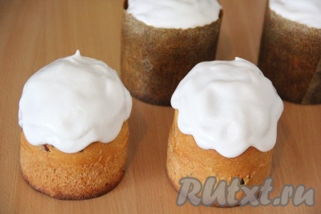 Готовые куличи хорошо остудить. Покрыть куличи глазурью. Я приготовила белковую глазурь, но можно использовать марципановую или сахарную, можно даже приобрести готовую глазурь и украсить ею наши куличи. Для приготовления белковой глазури, как у меня, взбить 1 яичный белок до пышности, затем добавить пару столовых ложек сахарной пудры и взбить до бела, в конце взбивания добавить несколько капель сока лимона и 1 чайную ложку крутого кипятка, ещё раз взбить до однородного состояния.
