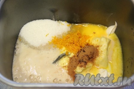 Далее влить подошедшие дрожжи.