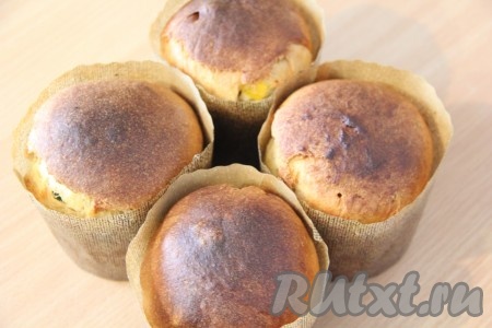 Выпекать куличи, замешанные на сметане, в разогретой духовке при температуре 180 градусов. Время выпекания зависит от размера куличей. Готовность куличей проверить сухой лучинкой.
