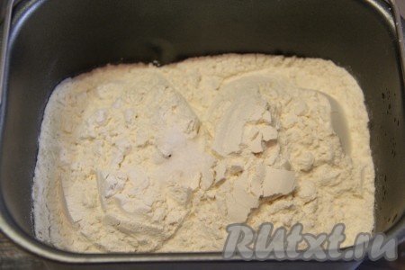 Затем всыпать муку и соль. Выставить режим хлебопечки "Замес теста" (в моей хлебопечке тесто замешивается за 1,5 часа). Следите за формированием колобка. Тесто должно хорошо отставать от стенок ведёрка.
