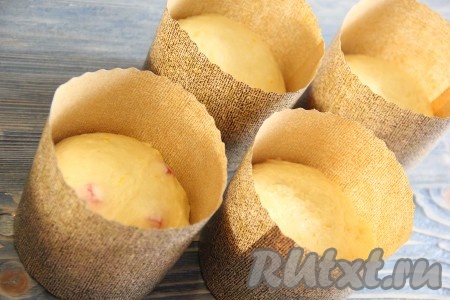 Разложить тесто по формам, заполняя их на 1/3 объёма. Оставить формы с тестом на столе на 30-40 минут для подхода, можно на 1 час. Формы лучше прикрыть полотенцем. 