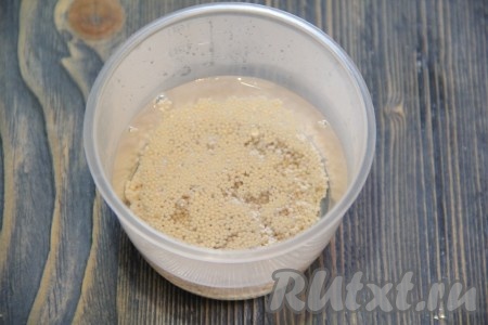 Дрожжи размешать в тёплой воде и оставить на 10-15 минут.
