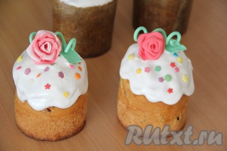 Украсить куличи на сметане цветной посыпкой или цветочками и фигурками из мастики.
