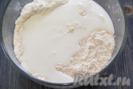 Затем влить кефир.