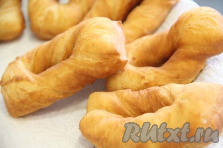 Готовые вергуны выложить на бумажное полотенце, чтобы удалить излишки масла. Постепенно пожарить все вергуны.