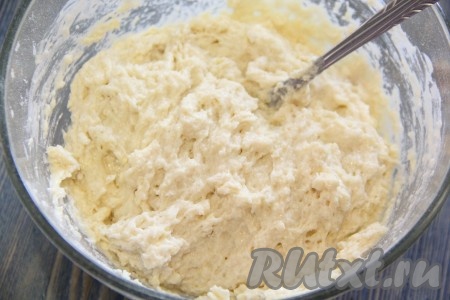 Перемешать тесто ложкой, оно получится вязким и липким. Частями добавляя оставшуюся муку по мере необходимости, хорошо вымесить тесто руками. 