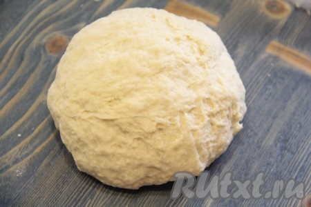 В процессе вымешивания и постепенного добавления муки тесто должно стать гладким, эластичным, приятным в работе. Очень важно, добавляя муку, ориентироваться не на количество муки, указанное в ингредиентах, а на консистенцию замешиваемого теста. Замешанное тесто поместить в пакет и оставить на 30 минут при комнатной температуре.