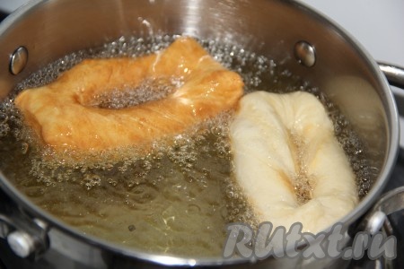 Хорошо разогреть достаточно большое количество растительного масла в кастрюле (или в глубокой сковороде, или во фритюрнице). Аккуратно опускать вергуны в разогретое масло и жарить до золотистого цвета со всех сторон на среднем огне.