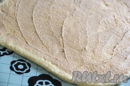  Смазать пласт теста подготовленной начинкой.