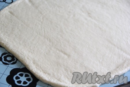 Раскатать тесто скалкой в прямоугольный пласт.