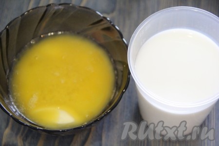 Молоко слегка подогреть. Сливочное масло растопить и немного остудить.&nbsp;
