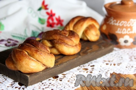 Подать красивые и вкусные булочки с корицей и сахаром к столу.  Уверена, такая выпечка порадует всю Вашу семью.