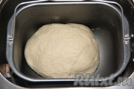 Затем всыпать муку, соль, дрожжи, кардамон и выставить режим хлебопечки "Замес теста" (в моей хлебопечки длительность замеса теста 1,5 часа). Если замешивать тесто вручную, то для начала нужно развести дрожжи в тёплом молоке и оставить минут на 15, чтобы дрожжи активизировались (на поверхности молока должна появиться пышная шапочка). Затем в глубокую миску влить подошедшие дрожжи, растопленное сливочное масло, добавить соль, сахар и кардамон, слегка перемешать и, подсыпая постепенно муку, замесить мягкое тесто, оставить его на 1,5 часа для подхода (миску с тестом лучше накрыть полотенцем).