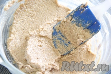 Тщательно перемешать силиконовой лопаткой ингредиенты для начинки до получения однородной массы.