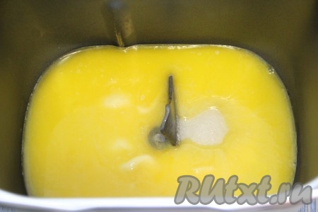 Влить в ведёрко хлебопечки молоко и сливочное масло, всыпать сахар.
