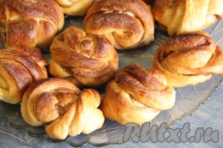  Готовые булочки слегка остудить и переложить на тарелку.