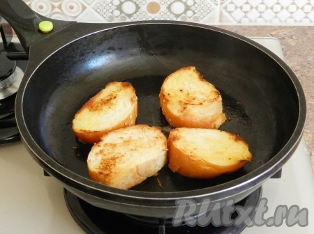 В сковороде разогреть сливочное масло и обжарить кусочки хлеба на среднем огне до золотистой корочки с обеих сторон.
